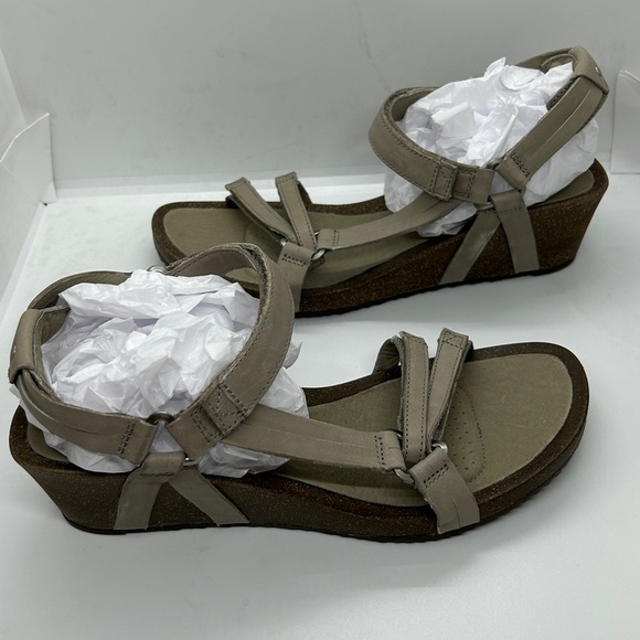 Teva Ysidro Universal Wedge Taupe Sand Sandals SN 1015119 Women's Size 10 US - Picture 5 of 11